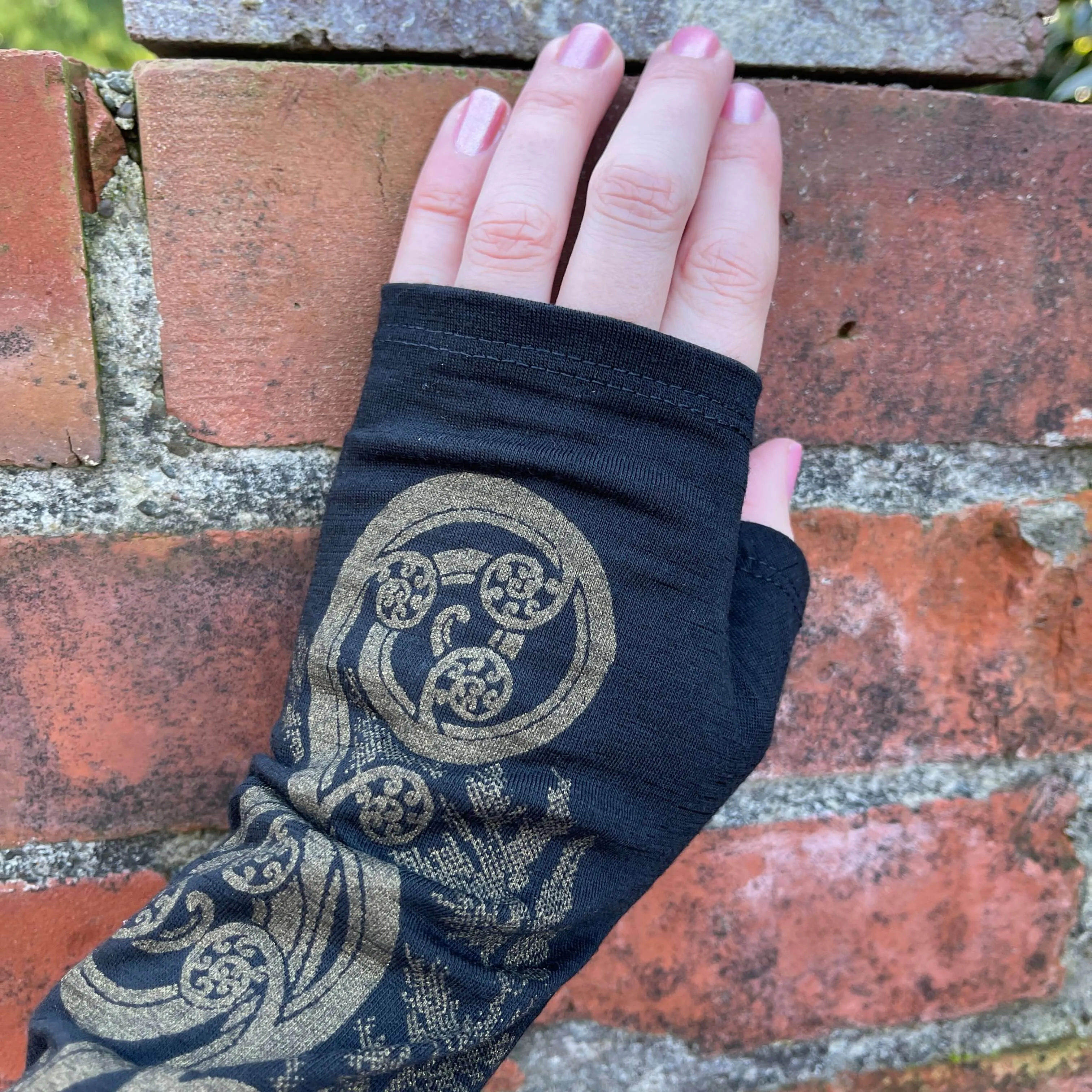 Merino Wool Gloves - Black Fern Spiral